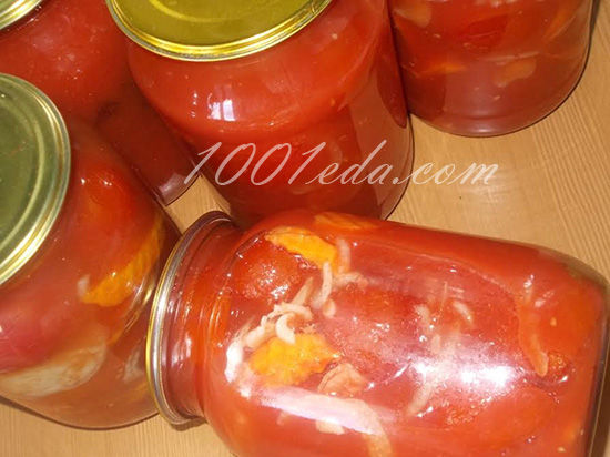 Помидоры в томатном соке с луком и морковью