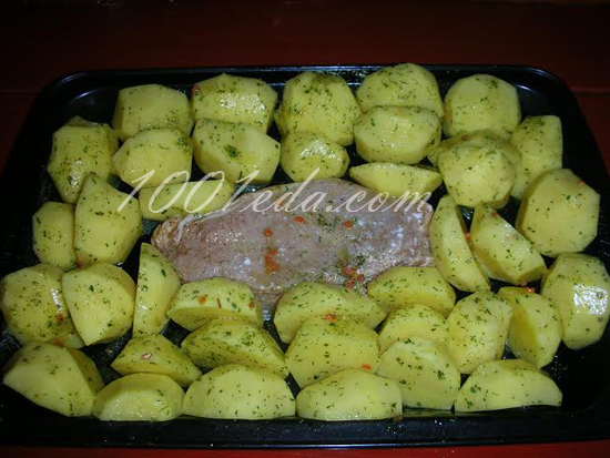 Картофель со свининой, запеченный в духовке