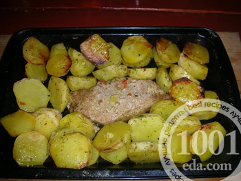 Картофель со свининой, запеченный в духовке