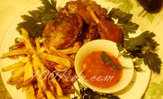 Курица в рукаве с яблоками, гарниром из молодого картофеля и томатным соусом