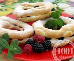 Шоколадные корзиночки с малиной. 410 04 09 2015 13950 pre410. Шоколадные корзиночки с малиной фото. Шоколадные корзиночки с малиной-410 04 09 2015 13950 pre410. картинка Шоколадные корзиночки с малиной. картинка 410 04 09 2015 13950 pre410. Наверное, в нашей стране никогда не утихнут споры о том, стоит или нет русскому человеку отмечать чужеродный заграничный праздник влюбленных — День святого Валентина. Отцы нашей православной церкви довольно отрицательно относятся к этой традиции и даже придумали ей официальную альтернативу — День семьи, любви и верности, посвященный русским святым супругам Петру и Февронье. Хотя День всех влюбленных, который отмечают во многих странах 14 февраля, давно не считается религиозным праздником, так как о существовании священника по имени Валентин и его деятельности, связанной с бракосочетанием несчастных влюбленных, существует множество легенд, но ни одного заслуживающего доверие свидетельства. Поэтому этот праздник является просто красивой народной традицией, которую каждый человек волен воспринимать по собственному усмотрению.