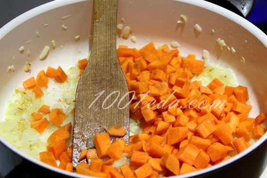 Тушеный картофель с морковью и тмином