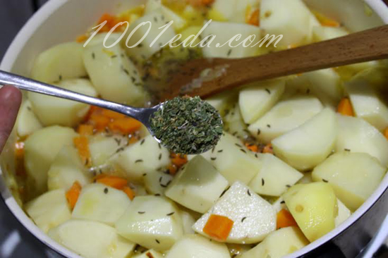 Тушеный картофель с морковью и тмином