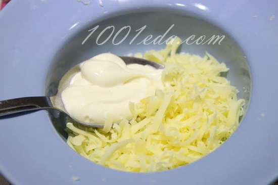 Закуска из помидора, сыра и зелени