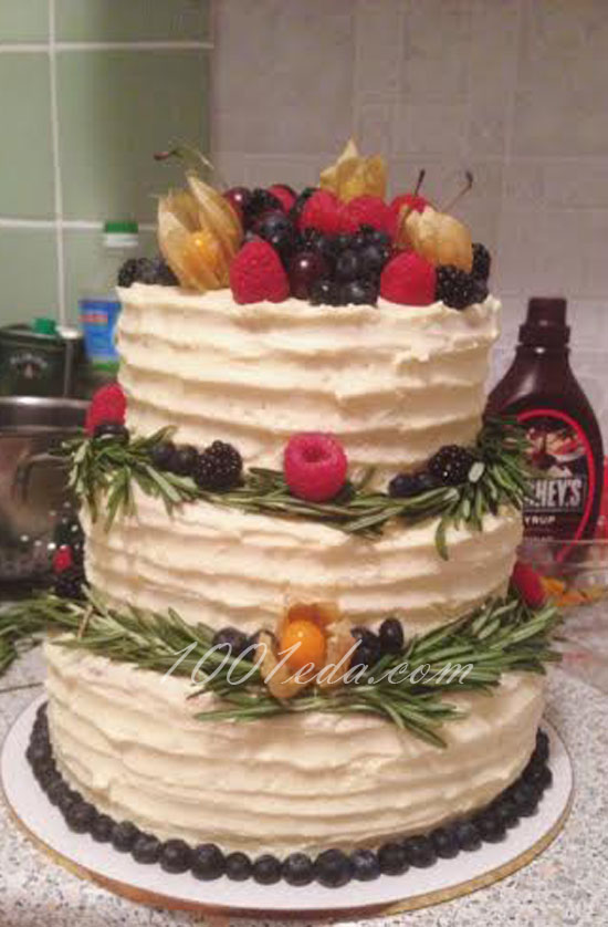Свадебный торт бисквитный с сырным кремом и ягодами