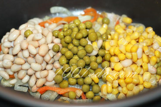 Куриное филе в сливочносоевом соусе с кукурузой, горошком и фасолью в мультиварке: рецепт с пошаговыми фото