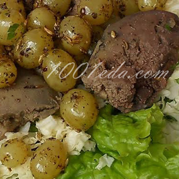 Теплый салат из куриной печени с жареным виноградом