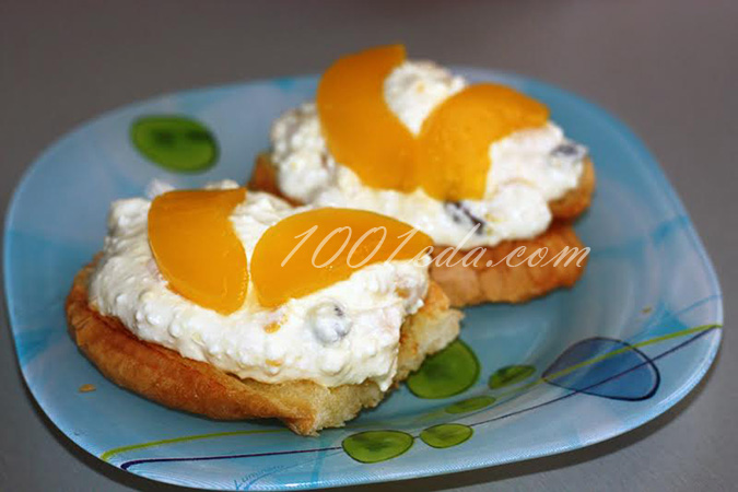 Творожный десерт с консервированным персиком на тостах