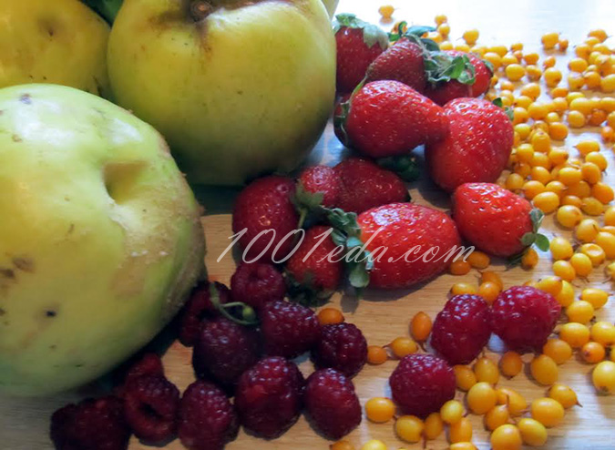 Айва, запеченная с творогом и ягодами