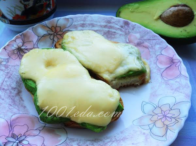Горячие бутерброды с сыром и авокадо