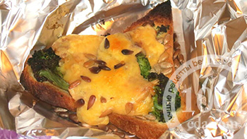 Горячий бутерброд Сэндвич хрустящий с брокколи и сыром