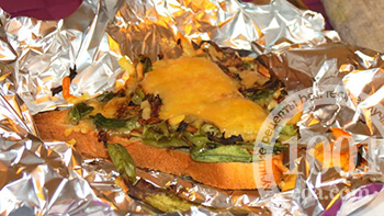 Горячий бутерброд Тост со стручковой фасолью и грибами