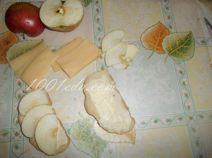 Горячий бутерброды с яблоком и сыром