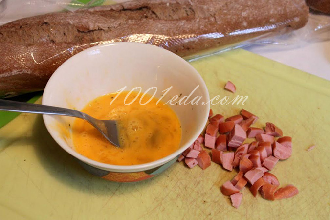 Горячие тосты с яичницей-болтуньей и колбасой: рецепт с пошаговым фото
