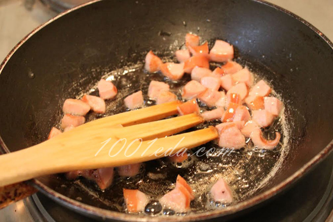 Горячие тосты с яичницей-болтуньей и колбасой: рецепт с пошаговым фото