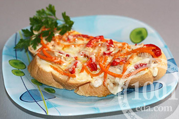 Горячий бутерброд с плавленым сыром и корейской морковью