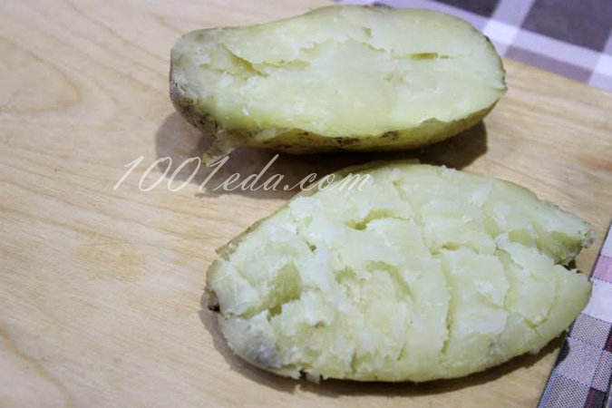 Печеный картофель с селедочным соусом за 10 минут в свч