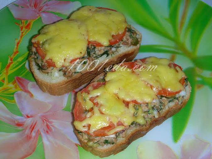 Горячий бутерброд с тунцом и соленым огурцом