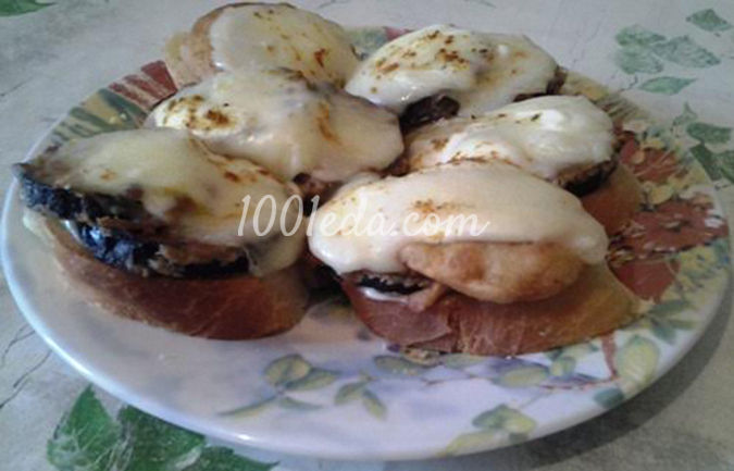 Сытные горячие бутерброды Ассорти с баклажанами, картофельниками и сыром