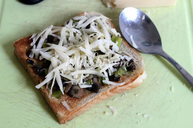 Горячие тосты с пореем, шампиньонами и сыром: рецепт с пошаговым фото
