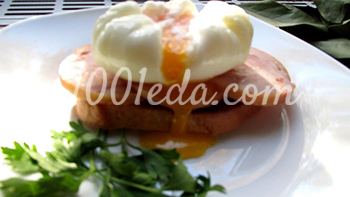Горячий чесночный тост с ветчиной и яйцом пашот
