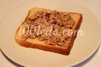 Горячий бутерброд с тунцом, горчицей и луком