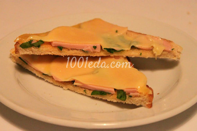 Горячий бутерброд с колбасой, петрушкой и сыром