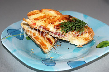 Горячие бутерброды с колбасой и помидорами в электрогриле