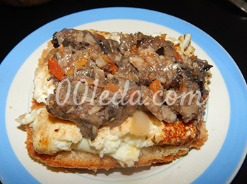 Горячий бутерброд Грибная подушка на омлете: рецепт с пошаговым фото