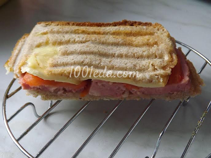 Горячий бутерброд с колбасой,сыром на гриль пластинах