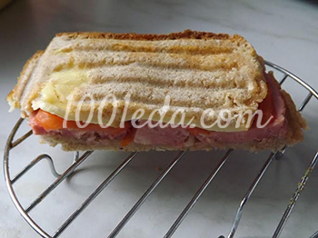 Горячий бутерброд с колбасой,сыром на гриль пластинах