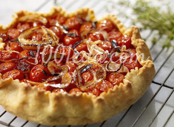 Пирог с помидорами черри и луком