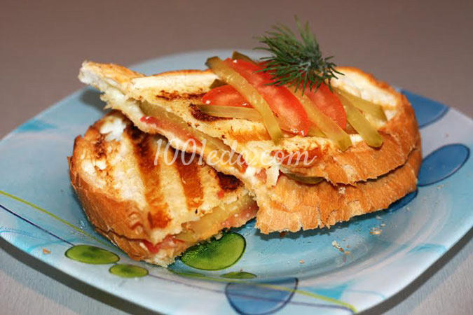 Горячие бутерброды с помидором и соленым огурцом