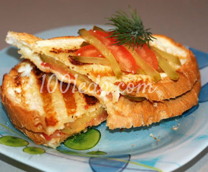 Горячие бутерброды с помидором и соленым огурцом