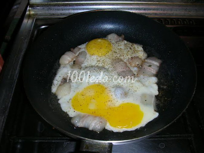 Жареный картофель с яйцом и грудинкой