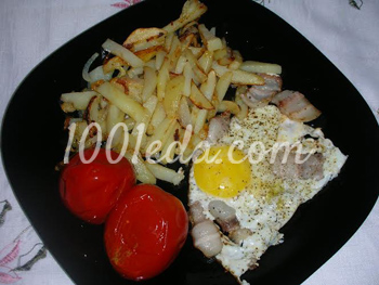 Жареный картофель с яйцом и грудинкой