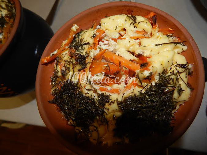 Жаркое из курицы с картофелем и перловой крупой в горшочках