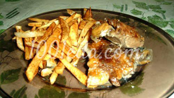 Мясо, фаршированное яблоком, с гарниром из картофеля фри