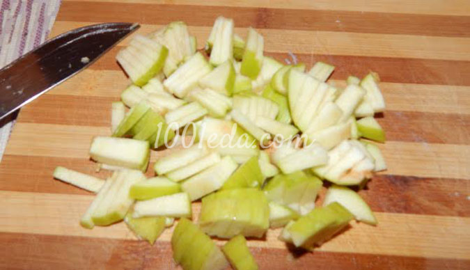 Легкий салат с яблоком и сайрой