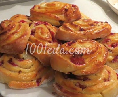 Тыквенные булочки с творогом и клюквой