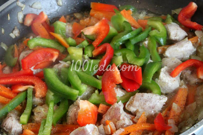 Тушеные овощи со свининой и яичной лапшой