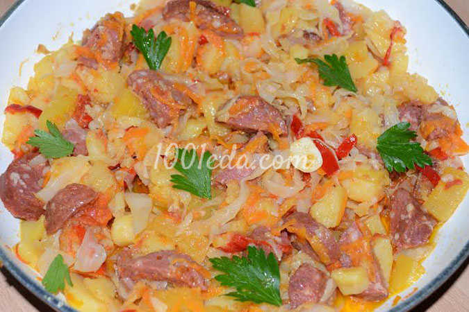 Овощная сковорода с колбасой