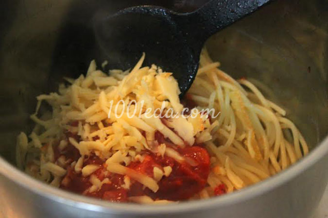Запеченные томатные гнезда из спагетти с глазуньей