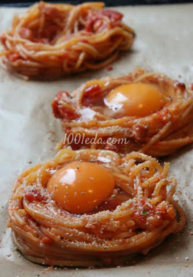 Запеченные томатные гнезда из спагетти с глазуньей