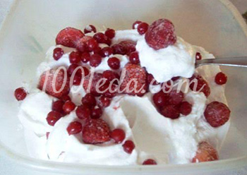 Десерт Теплое мороженое с клубникой и красной смородиной