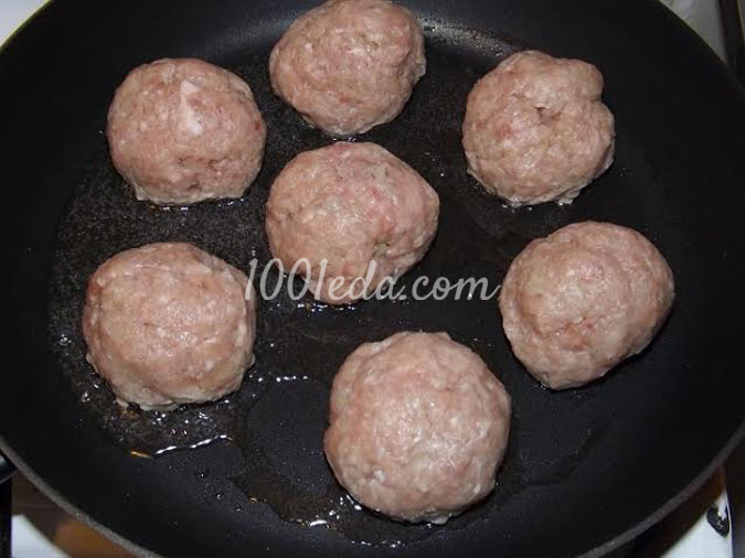 Свиные тефтели со сметано-томатным соусом и вареным картофелем: рецепт с пошаговым фото