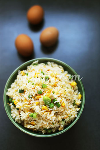 Жареный рис с яйцом и кукурузой 
