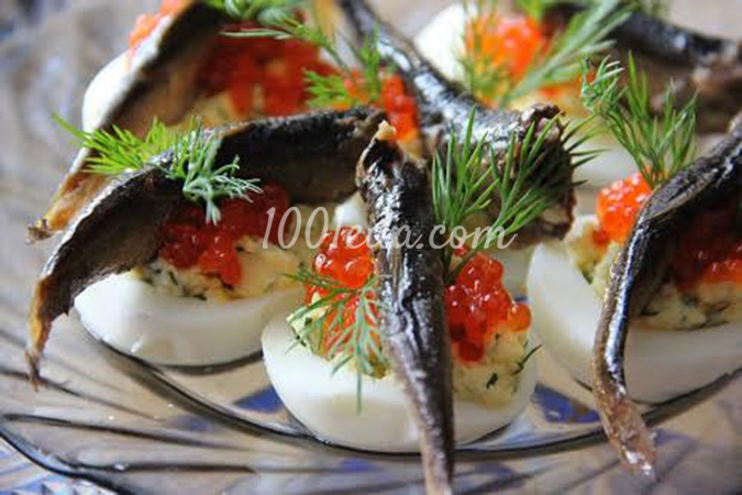 Праздничные фаршированные яйца со шпротами и икрой