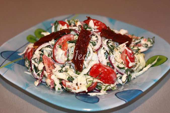 Овощной салат с капустой и помидорами