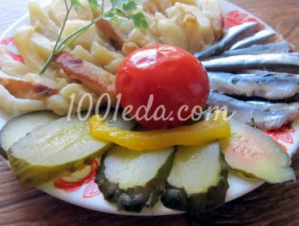 Жареный картофель с хамсой и солениями